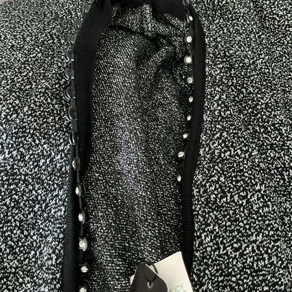 Long sleeved, hooded tunic top featuring a black & silver speckled knit 🌻
